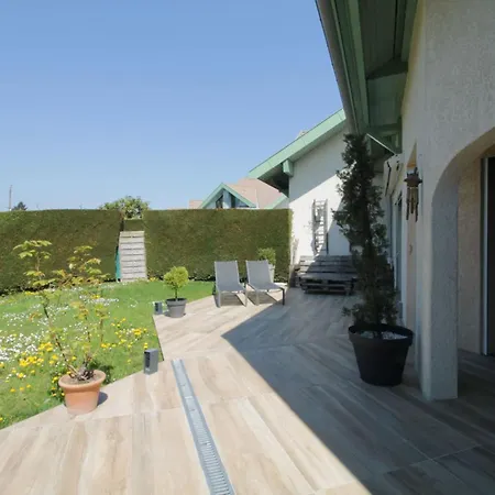 Pretty Terraced House With Garden Level In Holiday home