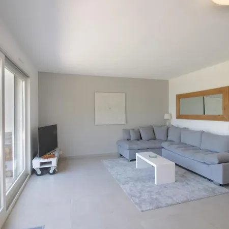 Holiday home Pretty Terraced House With Garden Level In