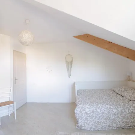 펜션 Pretty Terraced House With Garden Level In 엑스레뱅