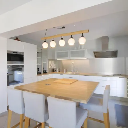 펜션 Pretty Terraced House With Garden Level In