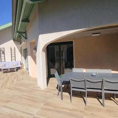 펜션 Pretty Terraced House With Garden Level In *